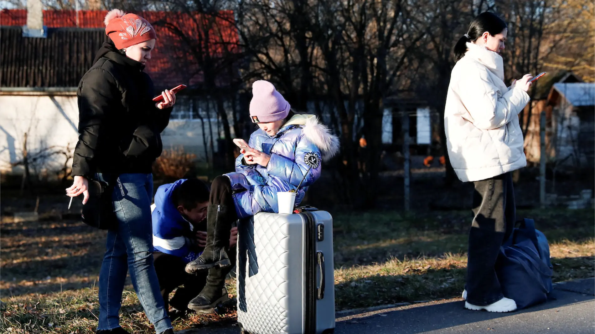 Miles de personas abarrotan cruce fronterizo entre Ucrania y Rumanía